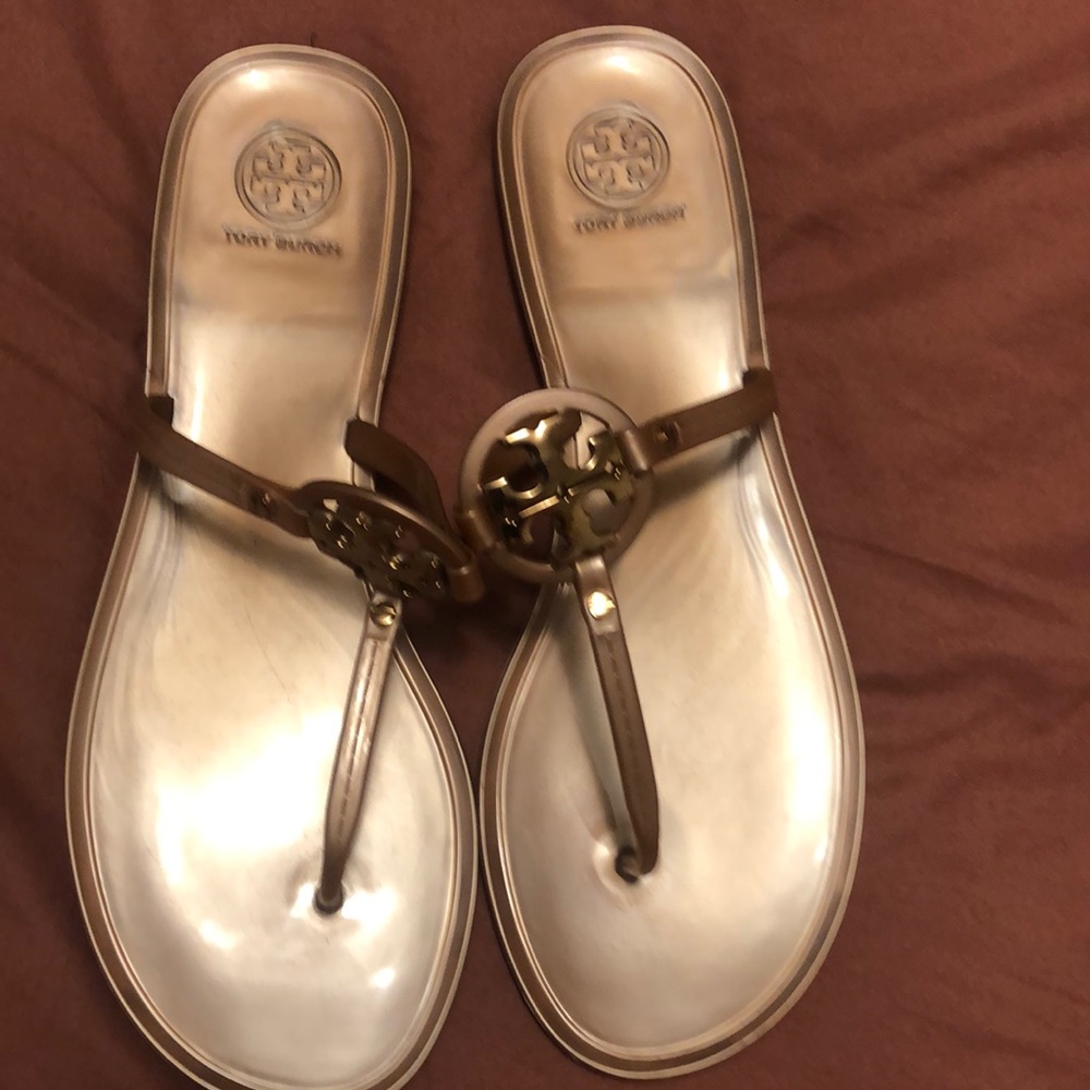 Rose Gold don’t have box. Nothing wrong with them just a little too big for me.
